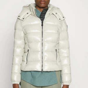 Vit/beige Save the duck jacka - Säljer en snygg Save the duck jacka som jag köpte förra vinter. Nypris 3200kr.  Jättebra skick och inte jätteanvänd men säljer pågrund av att jag vill köpa en annan. Perfekt för kalla vinterdagar och håller dig varm.❄️💗