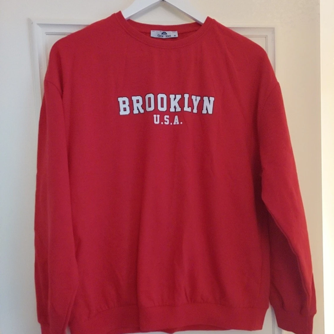 Röd sweatshirt med Brooklyn-tryck