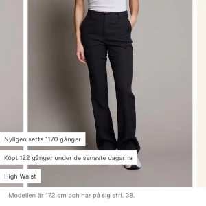 Svarta kostymbyxor från BikBok modell Vilma - Säljer svarta kostymbyxor i modellen Vilma från BikBok i storlek 38. De har medelhög midja och en klassisk stil som passar till alla tillfällen. Perfekta både till vardags och fest!🤍