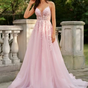 Jättefin balklänning🩵🩵 - Säljer nu min jättefina ljusblåa balklänning🩵Högra klänningen på sista bilden. Är endast använd en kväll så därav väldigt bra skick. Originalpris: 1700kr. 