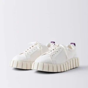 Vita sneakers med lila detaljer - Säljer nu dessa jättefina skor då dem inte kommer till användning. Nästan aldrig använda och i fint skick. Pris kan diskuteras!