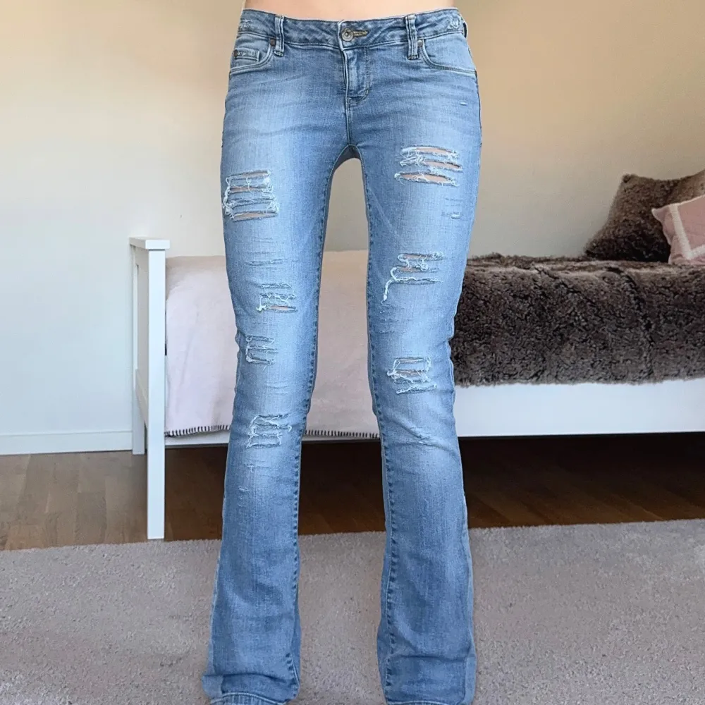midja: 81 innerben: 78 đ€ lĂ„gmidjade jeans vintage frĂ„n Lindex sydda bootcut đ€ jag Ă€r 173cm & stl S/36/28 för referens đ€ lĂ€s POLICY & FRAKT (i gillade inlĂ€gg) innan du skriver đ€ anvĂ€nd gĂ€rna âKöpâ đ€ . Farkut & Housut.