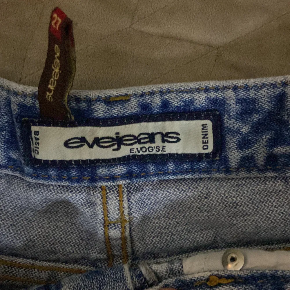 Är ett bra jeans shorts från evejeans. Säljer den för att de va för korta på mig. Är i bra kvalitet och har bara använt en gång.. Shorts.