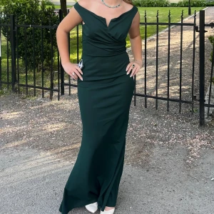 Grön balklänning  - Här är min balklänning som jag hade, bara använd en gång, man kan ha den både off shoulder och med banden uppe på axlarna☺️💕 skriv om du har några funderingar💗💗inte helt säker på att det är Anna Field men har för mig det