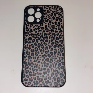 Leopard mobilskal - Snyggt mobilskal med leopardmönster som ger din telefon en cool look. Skalet är i syntetmaterial och har en slät yta. Perfekt för att ge din mobil en trendig och djärv stil. Passar bra till både vardag och fest!