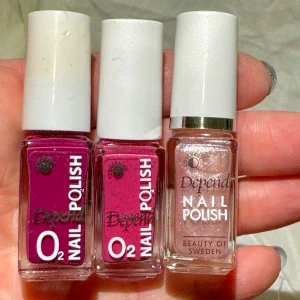 3st Nagellack från Depend - Tre snygga nagellack från Depend i olika nyanser. Två av dem är i en härlig rosa färg, perfekt för en poppig look. Det tredje är ett glittrigt lack som ger en lyxig touch. Alla flaskor är 5 ml och kommer med en praktisk vit kork. Perfekt för att mixa och matcha till olika outfits! Testade någon enstaka ggr, det ljusrosa använt en gång mer. Bra skick för övrigt. 5ml vardera 