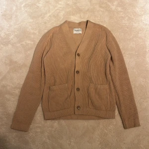 Cardigan  - Säljer nu min cardigan som jag fick i present men som inte kommer till användning. Köpt på Volt för drygt 700kr. Aldrig använd, 10/10 skick. Pris kan diskuteras vid snabb affär🤍