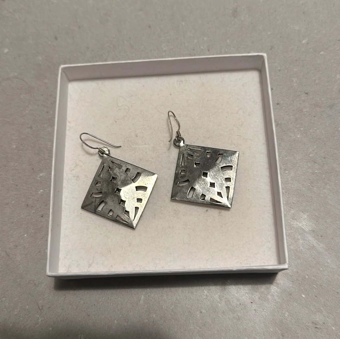 Silvriga fyrkantiga örhängen