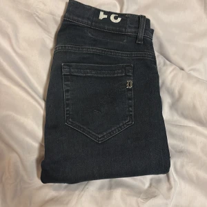 Dondup George - Säljer dessa feta dondup jeans i modellen George! 🤩 Storleken är 31 och sitter riktigt fint📏 Passar perfekt nu till hösten/vintern.  Färgen är väldigt mörkblå, nästintill svart. De ger en väldigt stilren look 👀😍 Byxorna är i mycket bra skick🤝
