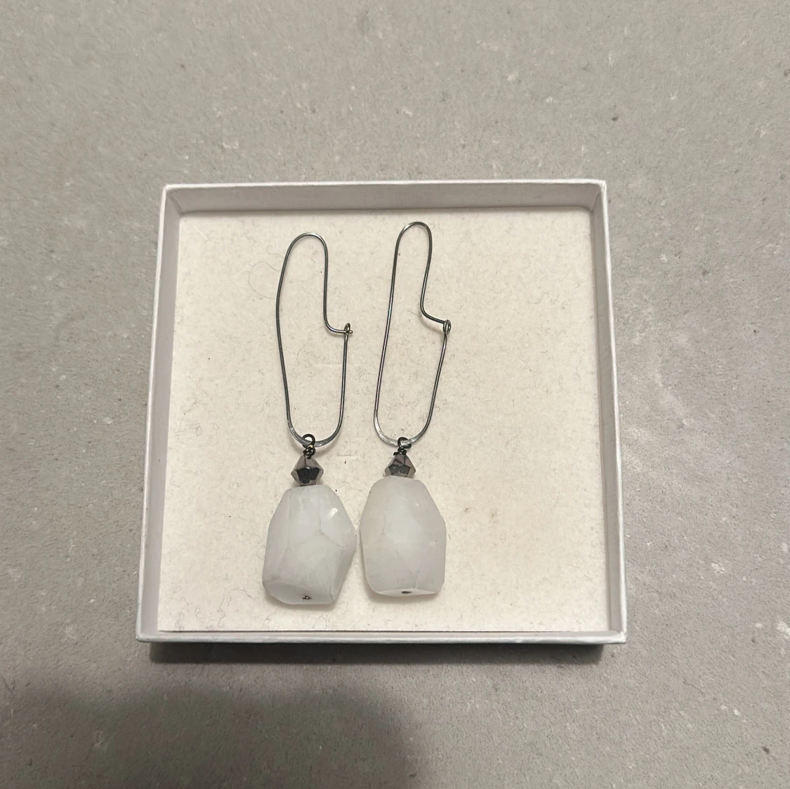 Eleganta örhängen med vita stenar