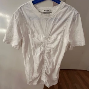 Sandro t-shirt - Skitsnygg t-shirt från Sandro😍 säljer för den tyvärr är för liten på mig. Hittar ingen storlek i den men skulle säga att den passar en xs/s❤️