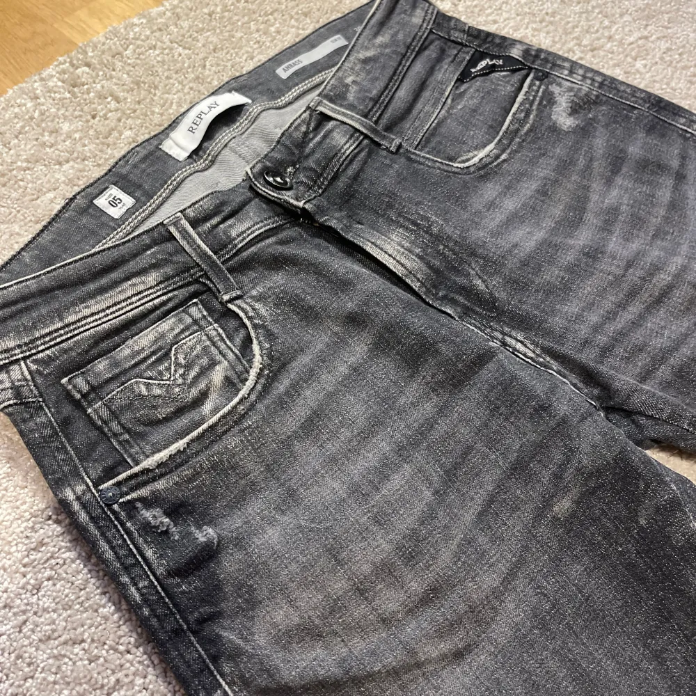 Mörkgråa/svarta jeans från Dondup storlek W30/L32 passar bra på 180-187. . Jeans & Byxor.