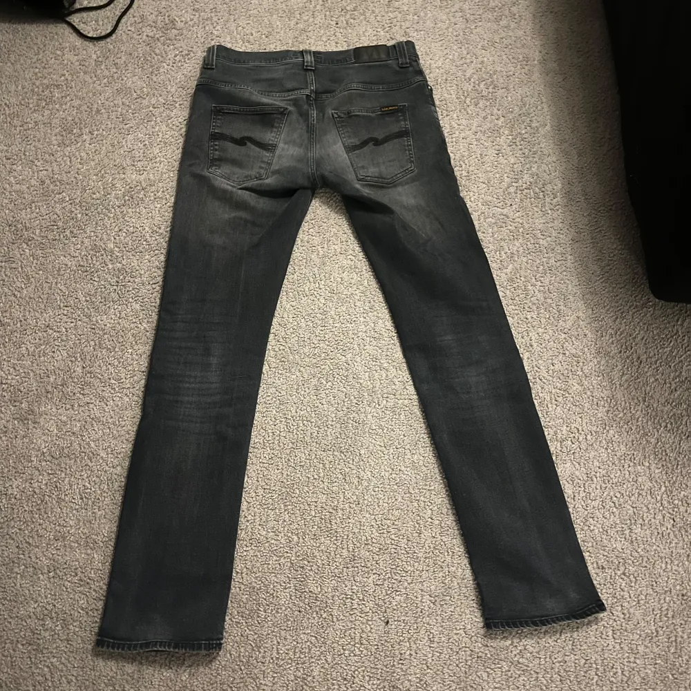 Säljer ett par riktigt feta nudie jeans i storleken 33w 34l men dem är väldigt små i storleken så passar nog ner till en 32w 32l hör av er vid fler frågor. Jeans & Byxor.