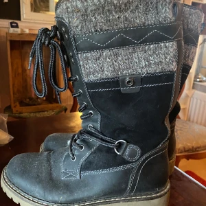Svarta boots med stickad detalj - Fodrade stövlar. Finns lite slitagemärken 