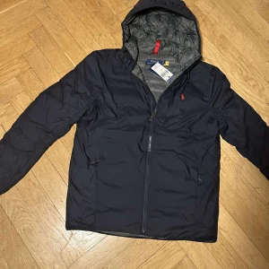 Ralph lauren jacka(ny) - Helt ny Ralph lauren jacka med tags kvar | Självklart äkta. Jackan är fodrat,vattentät och materialet är skönt polyester | Fraktas spårbart inom 24h efter köp | Snabb affär uppskattas, vid frågor eller funderingar så är det bara att höra av er! MVH