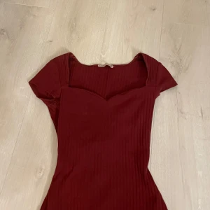 Vinröd tröja - Säljer en superfin vinröd tröja som knappt är använd💞