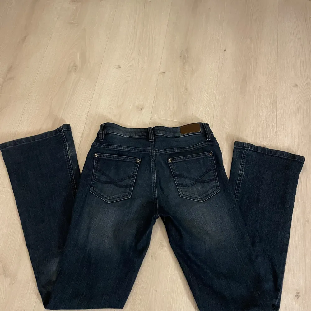 Säljer ett par mörkblå jeans i bra skick. De är lite missfärgade vid benen men annars i bra skick💞. Jeans & Byxor.