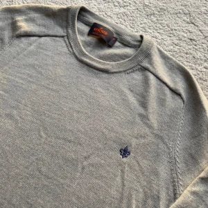 Morris tröja - En stilren Morris tröja i 100% merinoull🍂| Skick: 9,5/10✅| Nypris: ca 1800kr, mitt pris: 529kr🙌| Hör av er vid ytterligare frågor❗️
