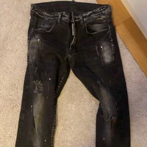 Svarta slitna jeans och mörkblå Hugo Boss jeans - Två par jeans till salu! Första paret är svarta dsquared 2 jeans , Perfekt för en avslappnad stil. Andra paret är mörkblå Hugo Boss jeans med en klassisk design och röd logga på insidan av midjan. Båda paren är i bra skick! Möts i sthlm omgående