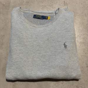 Ralph lauren tröja i storlek M. Hänger bara i garderoben och väntar på nu ägare. Cond 10/10 nypris 2149kr 