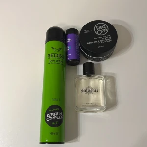 Säljer lite gott och blandat  - Säljer hår pulver till killar  Och hår sprej Sen en parfym  Och wax  Hår sprejen köpte för 300 knappt använd finns mer än halva kvar. Kom med bud 👍🏼