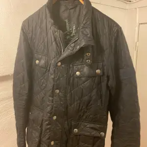 Barbour Jacka i bra skick. Storlek Medium och nypris 3199kr.  Jackan kommer från ett rök- & djurfritt hem. Kan skickas med postpaket mot förskottsbetalning om så önskas eller blocketpaket. Köparen betalar frakten. Tar Swish. Fler bilder kan skickas. Finns annonsen kvar finns tröjan kvar! Klicka på min profil nederst i annonsen så ser du alla mina annonser. Kan skicka paket med flera annonser.  Jackan har en mindre defekt skriv för fler bilder!