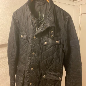 Barbour Jacka Storlek M - Barbour Jacka i bra skick. Storlek Medium och nypris 3199kr.  Jackan kommer från ett rök- & djurfritt hem. Kan skickas med postpaket mot förskottsbetalning om så önskas eller blocketpaket. Köparen betalar frakten. Tar Swish. Fler bilder kan skickas. Finns annonsen kvar finns tröjan kvar! Klicka på min profil nederst i annonsen så ser du alla mina annonser. Kan skicka paket med flera annonser.  Jackan har en mindre defekt skriv för fler bilder!
