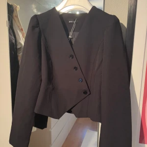 Blus/blazer  - Super en blus/blazer från Gina tricot. Helt ny med prislapp. Slutsåld i de flesta storlekarna på hemsidan 