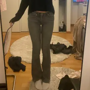 Säljer ett par snygga grå bootcut jeans från only i bra skick. dem är lågmidjade/mid-rise, strl 30 i längden