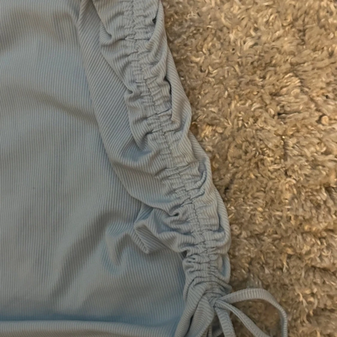 Ljusblå oneshoulder klänning - 90