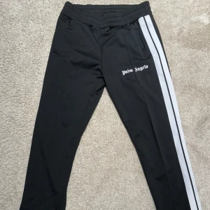  Palm Angels Track pants - Säljer ett par svarta Palm Angels i mycket bra skick. 