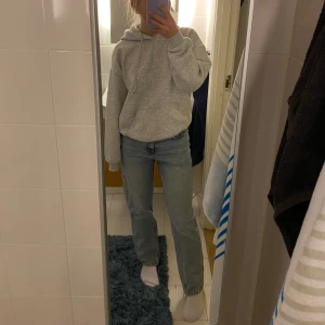 Midwaist jeans - Jeans i storlek 34 💗har ett litet hål bakom fickan som borde gå att sy igen lätt men inget man tänker på 💗