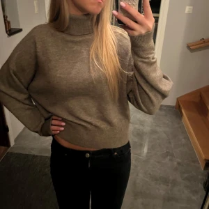Grön polotröja - Säljer denna stickade turtle neck/polotröja, den har en jättefin grön färg och är i bra skick, passar S-M