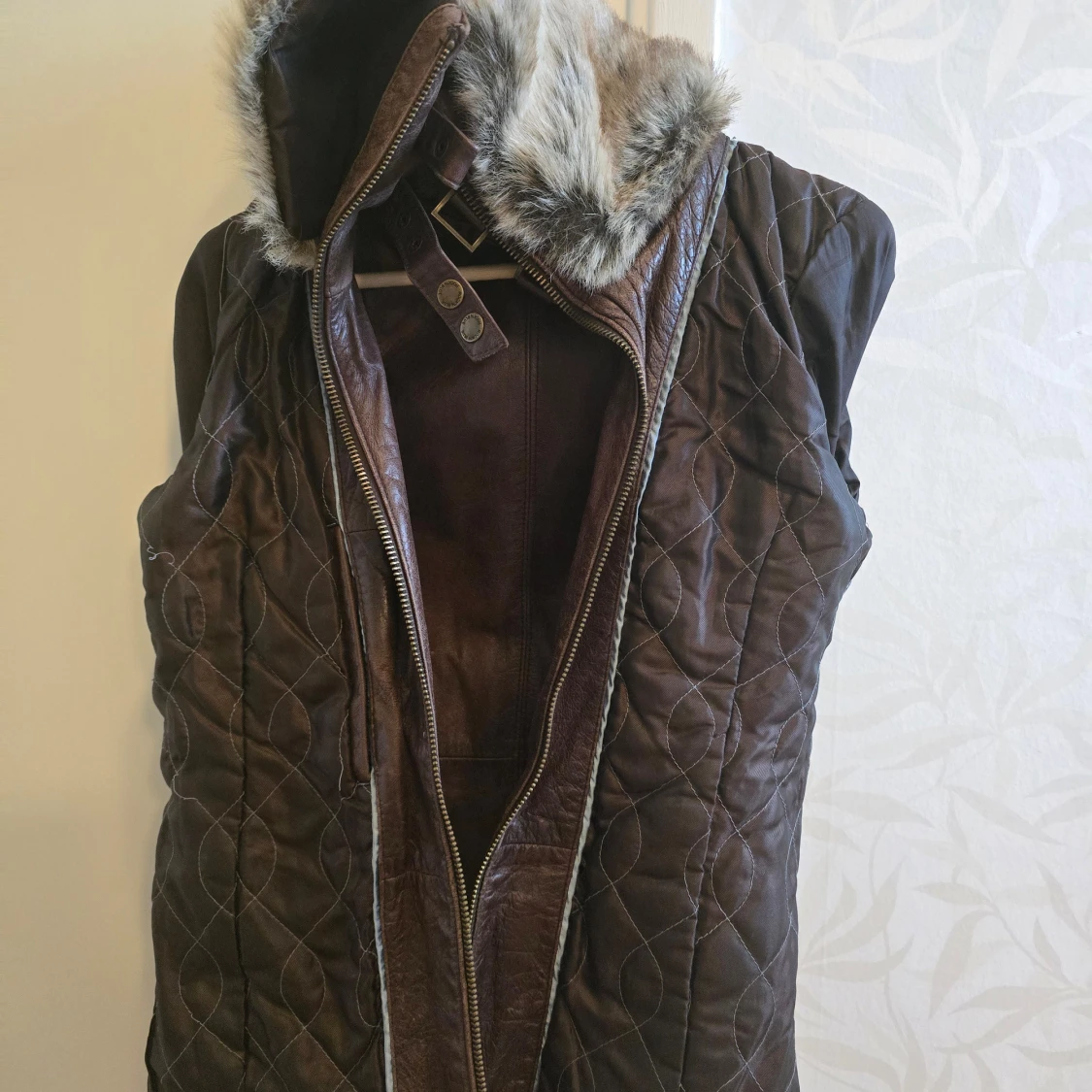 Brun skinnjacka med pälsdetaljer - 91