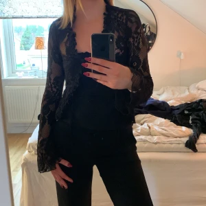 Svart spetskofta - Assnygg spetstopp/kofta från märket Venderby’s. Man kan välja att knyta den eller bara hålla den öppen