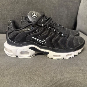 Nike air max Plus  - Idag har vi fått in Nike Air Max plus i den populära färgen Svart vit som du inte kan hitta var som helst längre. Skorna är helt nya och säljes så snabbt som möjligt! Först till kvarn! 😊