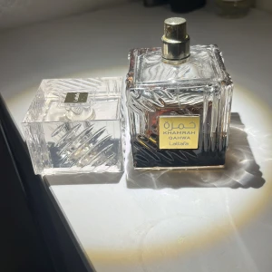 Lattfa khamrah qhawa - Jag säljer nu denna parfymen lattafa "khamrah qhawa". Den är runt 30ml av 100 och jag tycker inte doften passar mig. Vid frågor eller bytesförslag så är det bara att skriva.