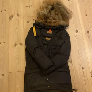 Parajumper vinterjacka - Tja,säljer en parajumper jacka för tjejer,gammal modell fast ser ändå snygg ut. Skick 9/10 storlek M men passar som S