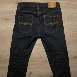 Nudie jeans 32/32 - Riktigt feta jeans. Dem sitter tight i stilen slim fit. Passar verkligen in i nuvarande trendiga jeans. Ett guldmynt att ha i garderoben. 8/10 condition.  Ställ frågor!!!