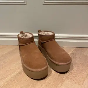 Säljer mina platform UGG i storlek 39. NYSKICK aldrig använda!✨💘💘 nypris ca 2099kr.