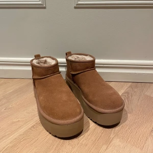 Platform Uggs (HELT NYA) - Säljer mina platform UGG i storlek 39. NYSKICK aldrig använda!✨💘💘 nypris ca 2099kr.