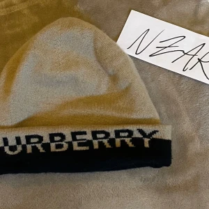 Burberry mössa - Cashmere Hat Loro Piana  Nyskick,  Använd en handfull gånger. Amazing textil.