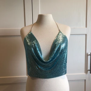 Party top  - Sexig blå party top. Öppen rygg. Aldrig använd. Går att justera i storlek.