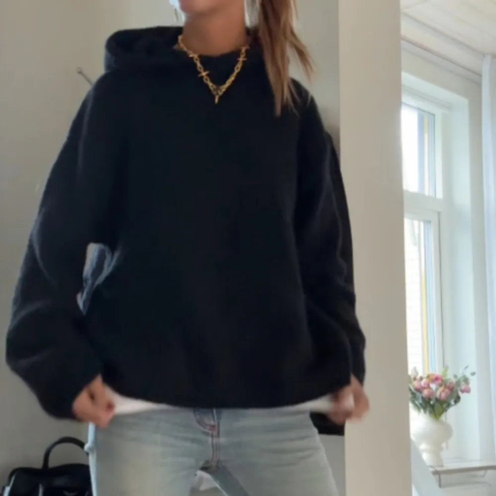 Säljer en supermysig svart hoodie i stickat material. Perfekt för hösten/vintern. Lite oversized modell men inte allt för. Säljer då den inte kommit till användning endast använd 2 gånger. Passar till allt och super mysig och skönt stickat material. Nypris 499kr!!. Stickat.