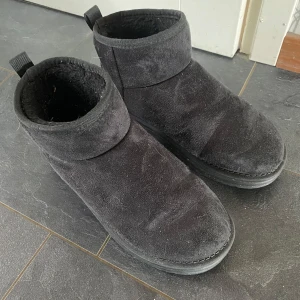 Svarta varma skor - Uggs-liknande svarta skor (inte äkta uggs) i storlek 38🩷De har använts mycket men är ändå i helt okej skick