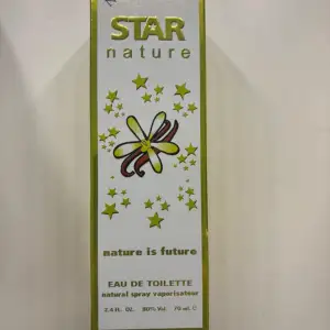 Säljer en fräsch och naturlig Eau de Toilette från Star Nature. Flaskan rymmer 70 ml och har en söt design med stjärnor och en blomma på framsidan. Perfekt för dig som gillar en lätt och blommig doft. 'Nature is future' står det på förpackningen, vilket ger en känsla av hållbarhet och naturlighet.