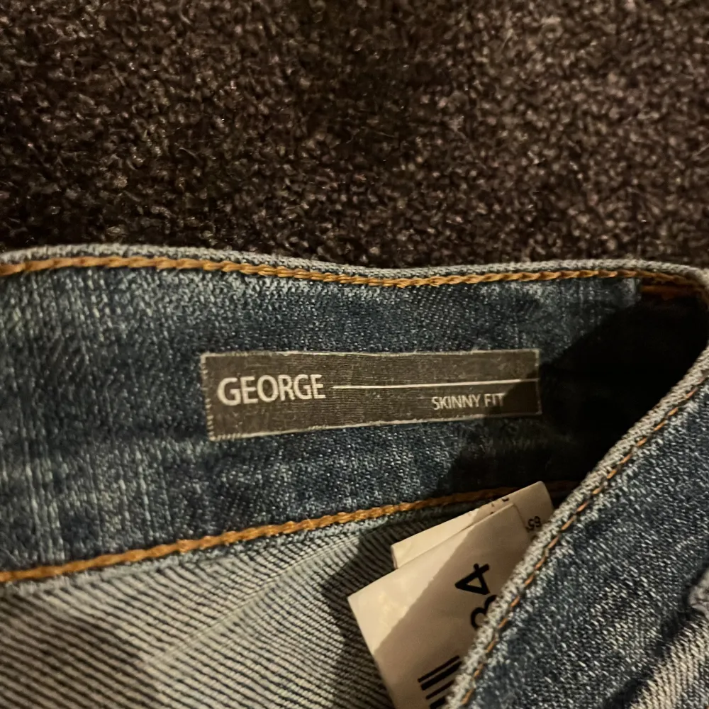 Dondup george skick 9/10 typ inte använt inga skador eller nåt. Storlek 34. Jeans & Byxor.