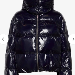 Glansig jacka  - Ny skick, inte använd. Pris kan diskuteras 