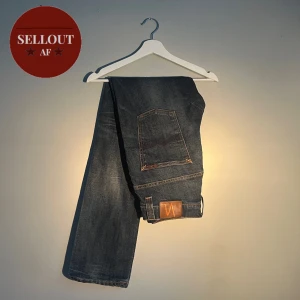 Nudie jeans - Nudie jeans i modellen thin finn. Helt sjukt snygg färg enligt mig. Lite grå/blåa. Storleken är 34/34 men jag skulle säga att dom sitter mindre. Jag brukar vanligtvis ha typ 32/32 men som ni ser på bilderna så passar dom mig perfekt. Jag är 187.