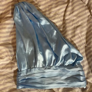 Vacker festtopp - Superfin satin one shoulder topp